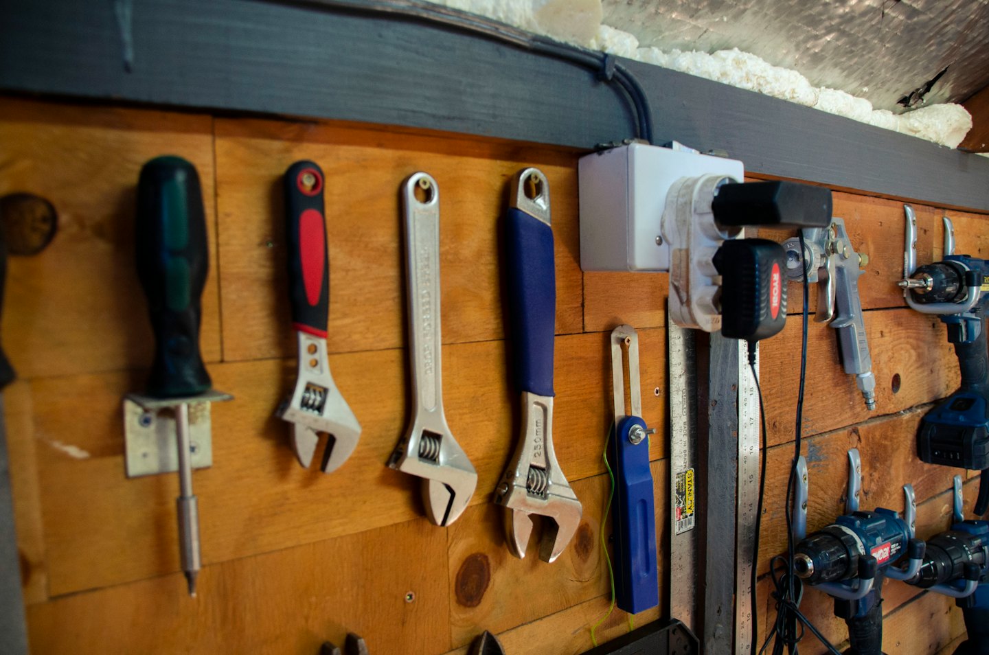 Käsi- ja elektritööriistad on töökoja perforatsioonlaual kenasti reas.